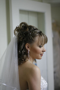 A long veil that complements the bride's wedding day hairstyle.