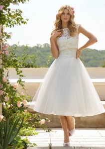 Short-length wedding gown for dancing